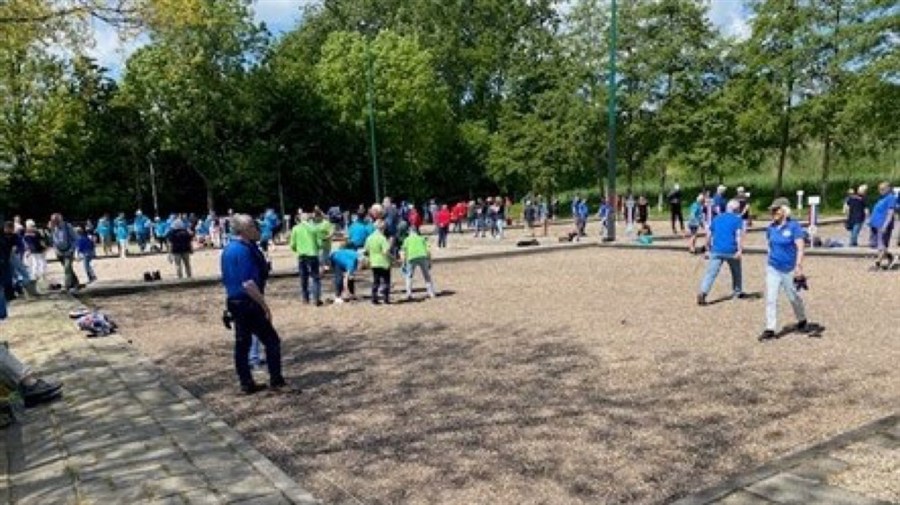 jeu de boule spelers spelen wedstrijd